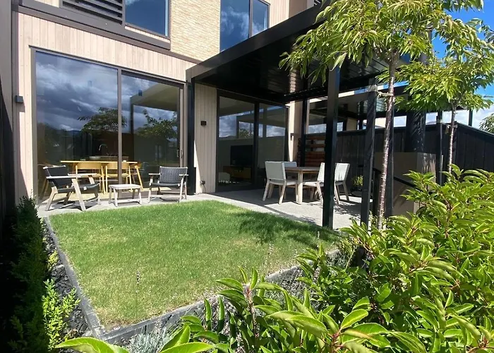 Luxury, Outdoor Fire, Sleeps 8 *
